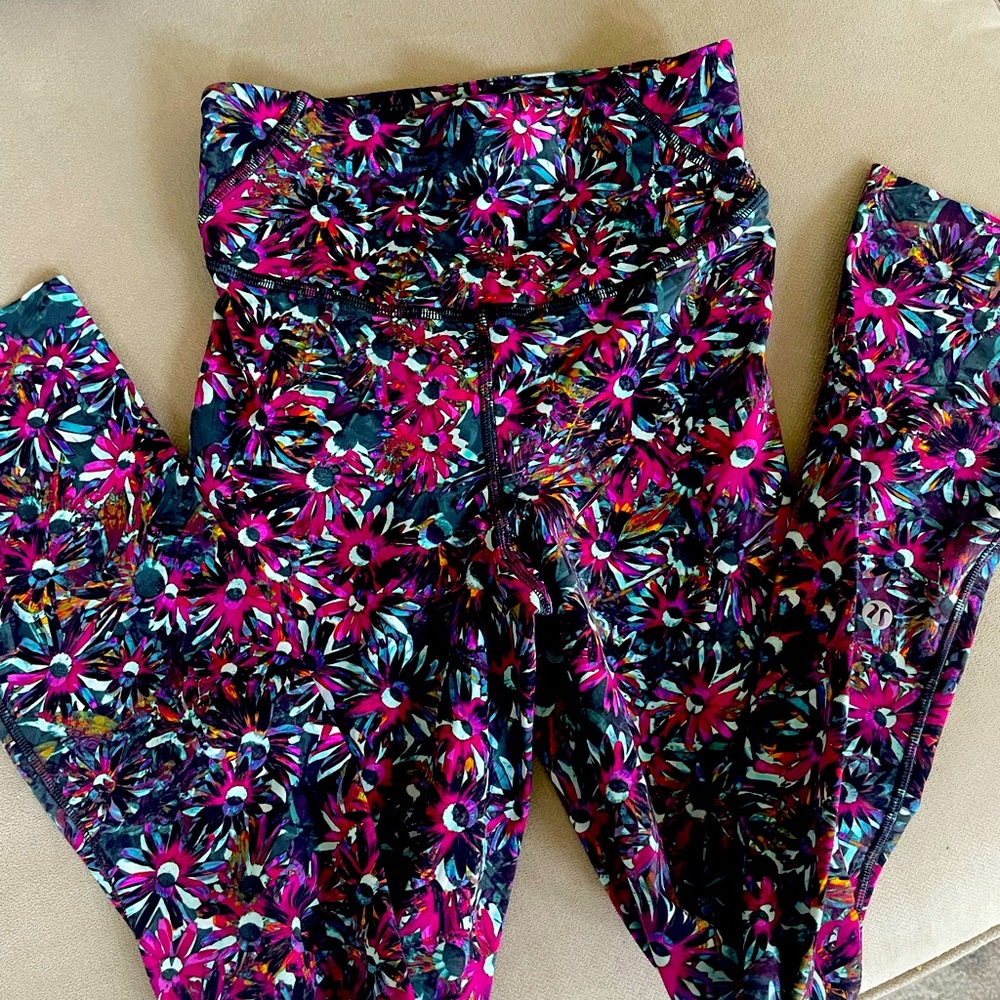 Lululemon 25” leggings. Printed. Size 2 in perfect condition